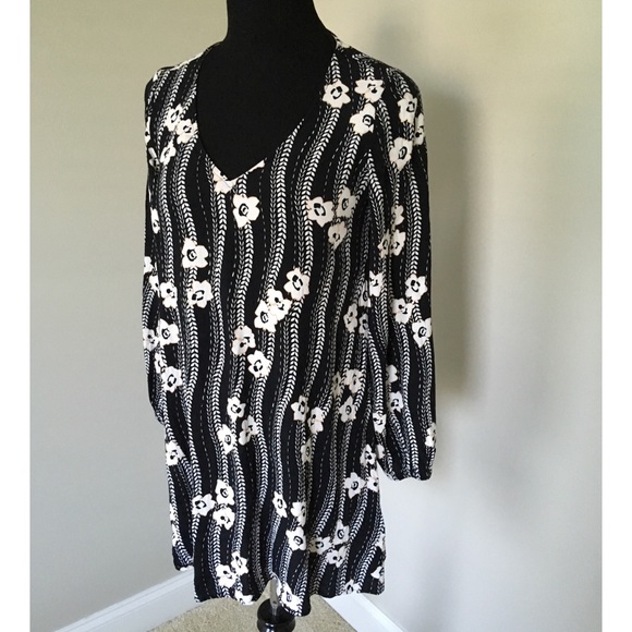Express Black & White Floral Flowy Shirt Tunic - Picture 1 of 3